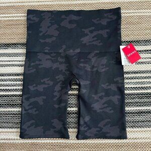 Spanx Look At Me Now Women's Bike Short in Black Camo Pull On Size Medium